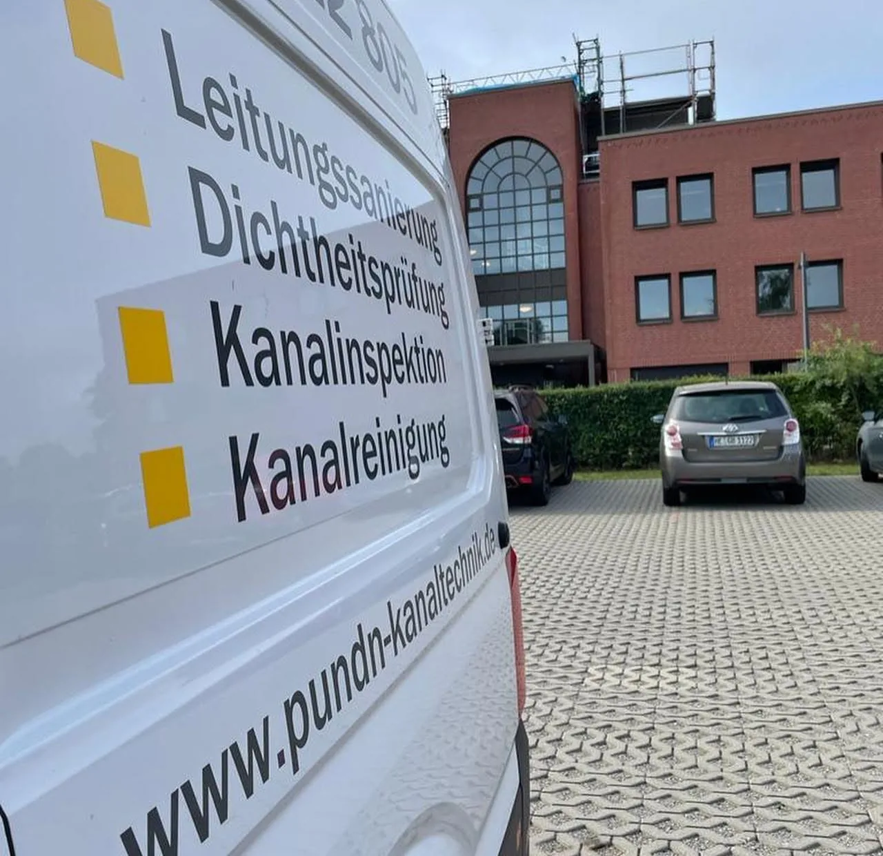 Seitenbeschriftung eines P&N-Fahrzeugs mit den angebotenen Leistungen