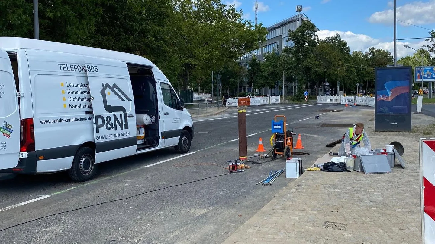 Einsatz der P&N Kanaltechnik GmbH an einem Straßenschacht, ein Liner wird neben dem Transporter zugeschnitten