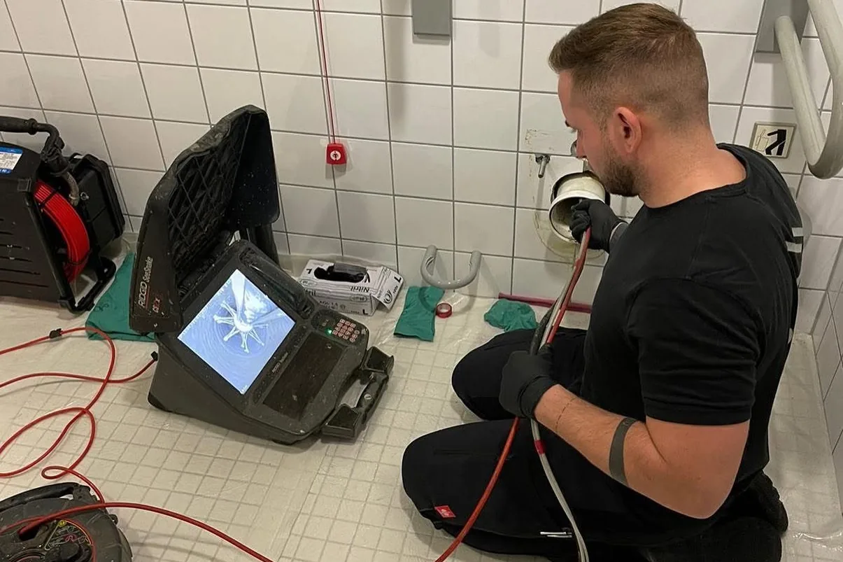 Kanalkamera im Einsatz: P&N untersucht eine Abwasserleitung in einem Sanitärraum