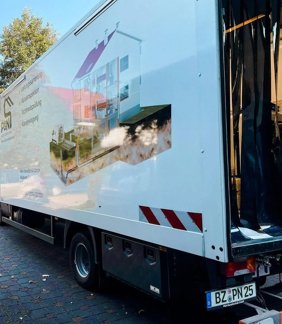 Lkw mit Sanierungstechnik der P&N Kanaltechnik GmbH in der Einfahrt eines Wohngrundstücks